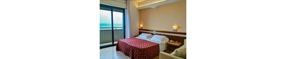 Hotel Europa Beach Village Джулианова Экстерьер фото