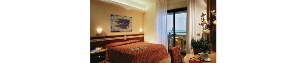 Hotel Europa Beach Village Джулианова Экстерьер фото