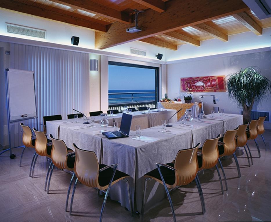 Hotel Europa Beach Village Джулианова Бизнес фото