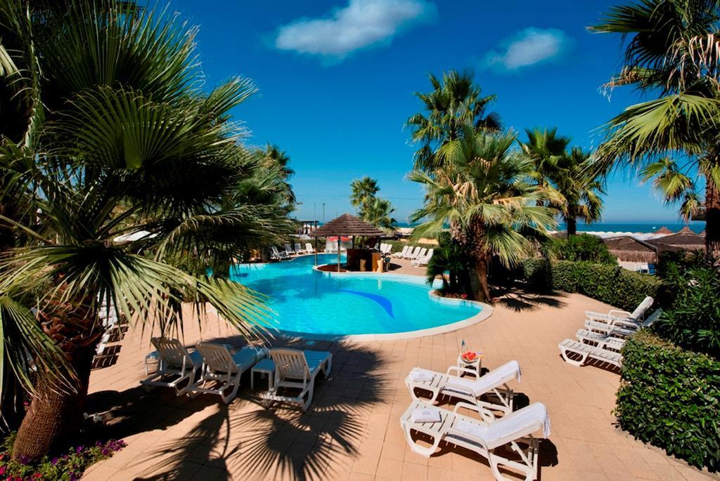 Hotel Europa Beach Village Джулианова Экстерьер фото