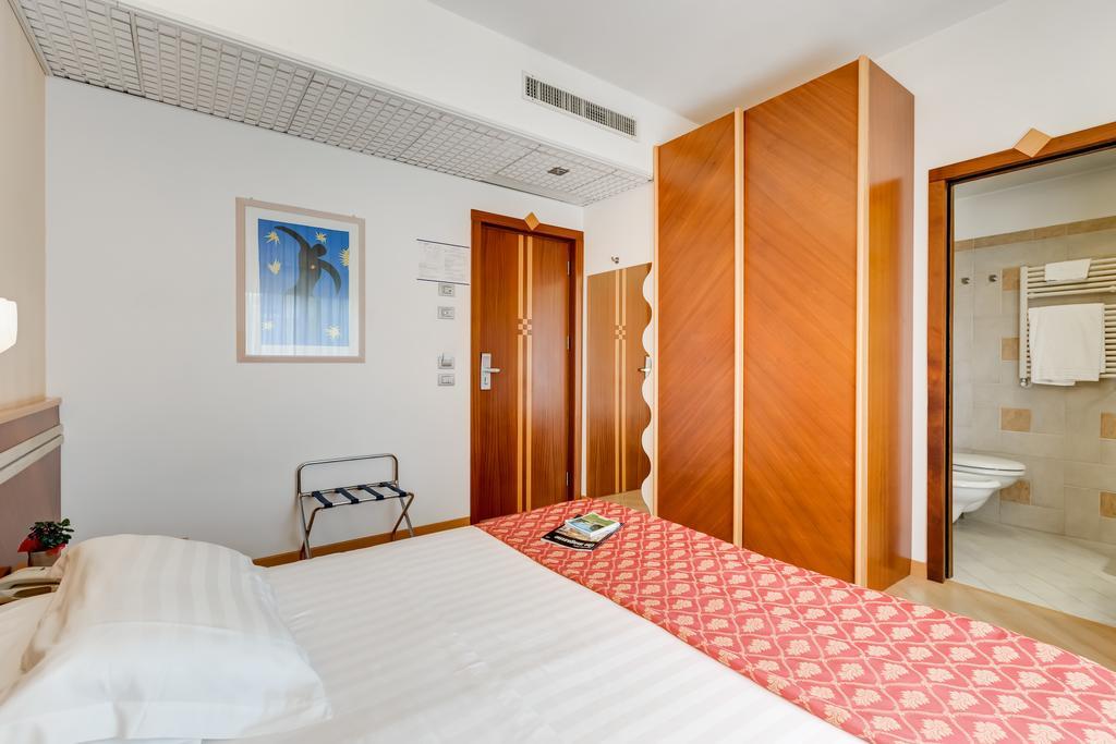 Hotel Europa Beach Village Джулианова Номер фото