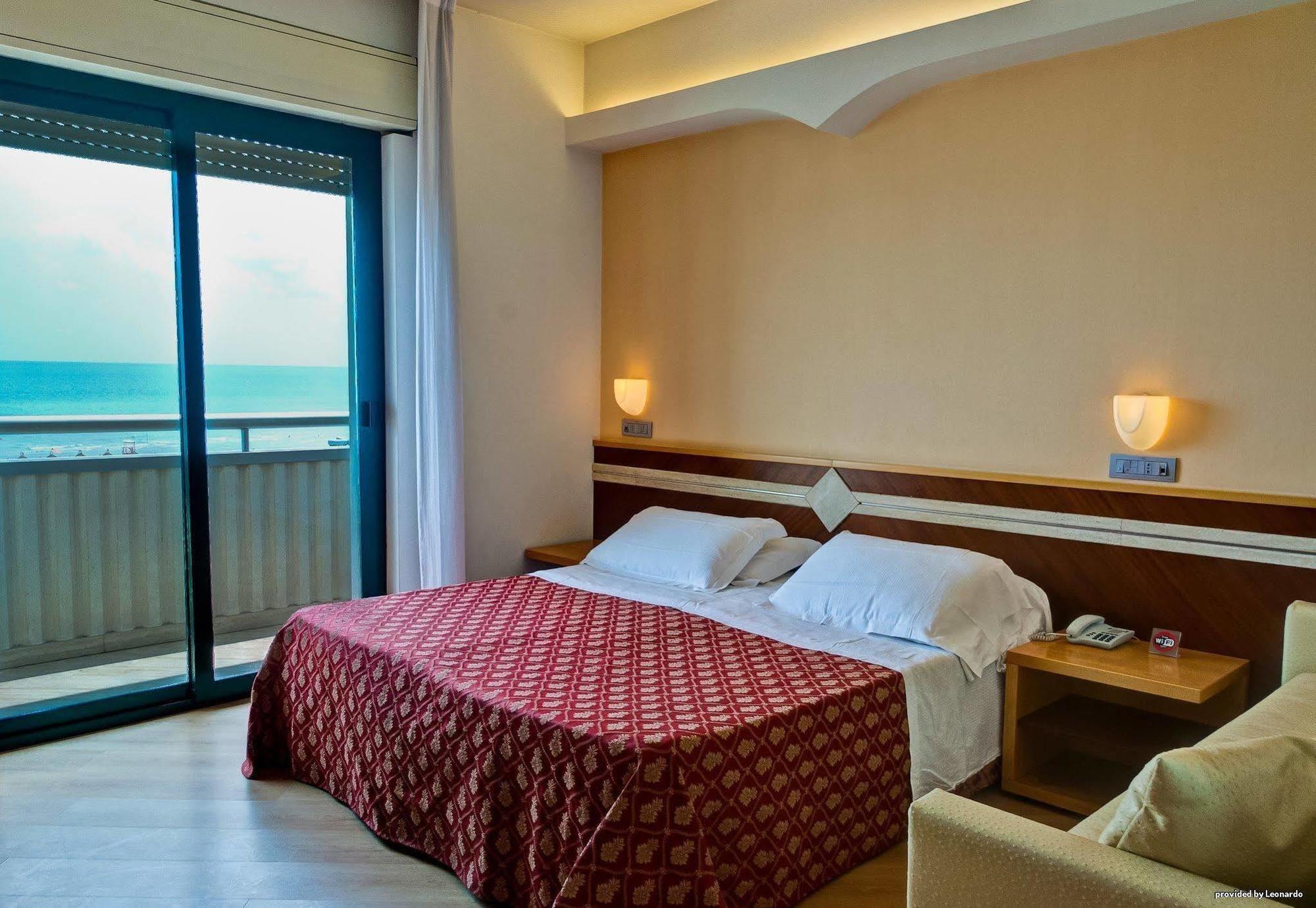 Hotel Europa Beach Village Джулианова Экстерьер фото