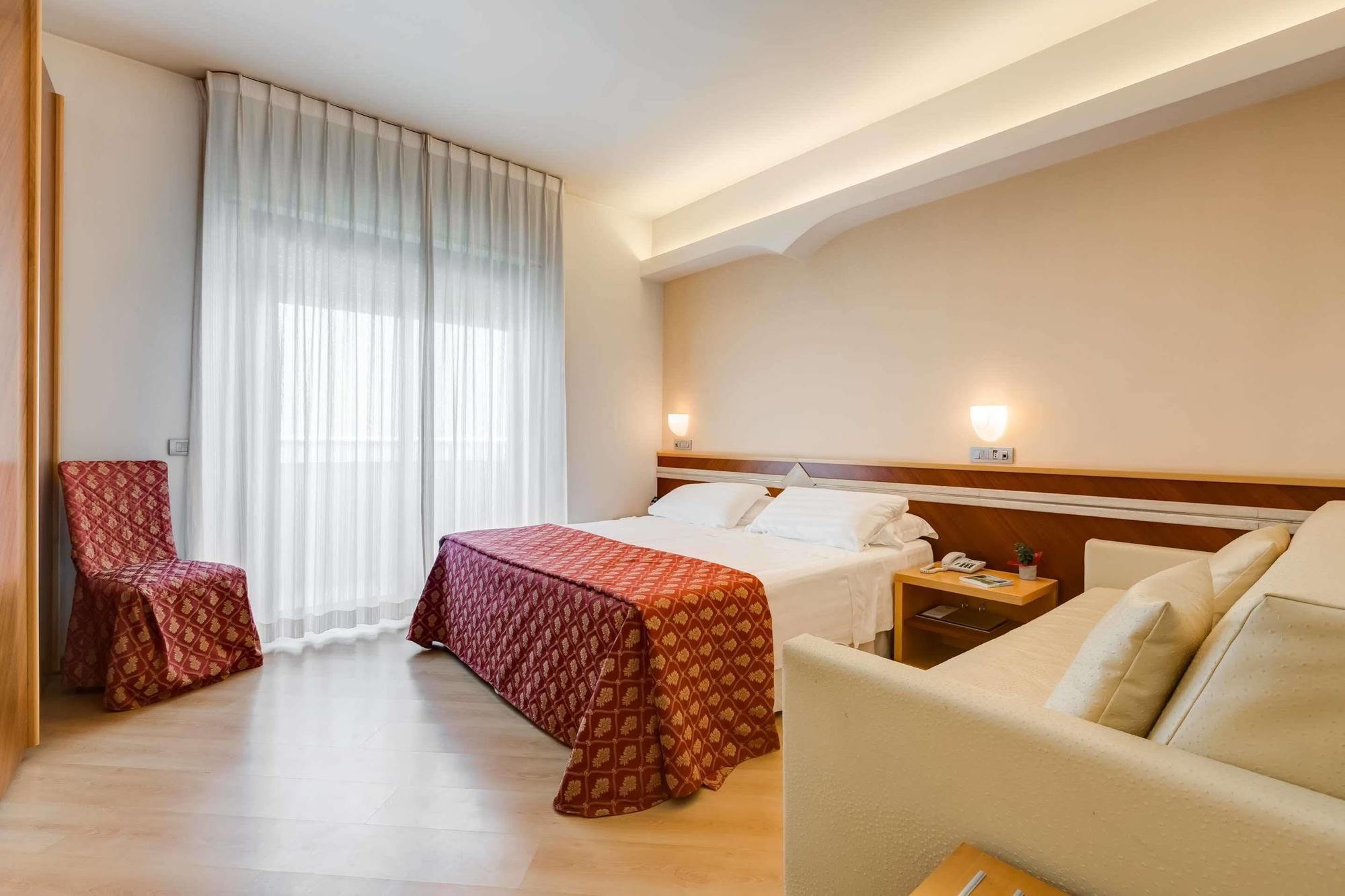 Hotel Europa Beach Village Джулианова Экстерьер фото