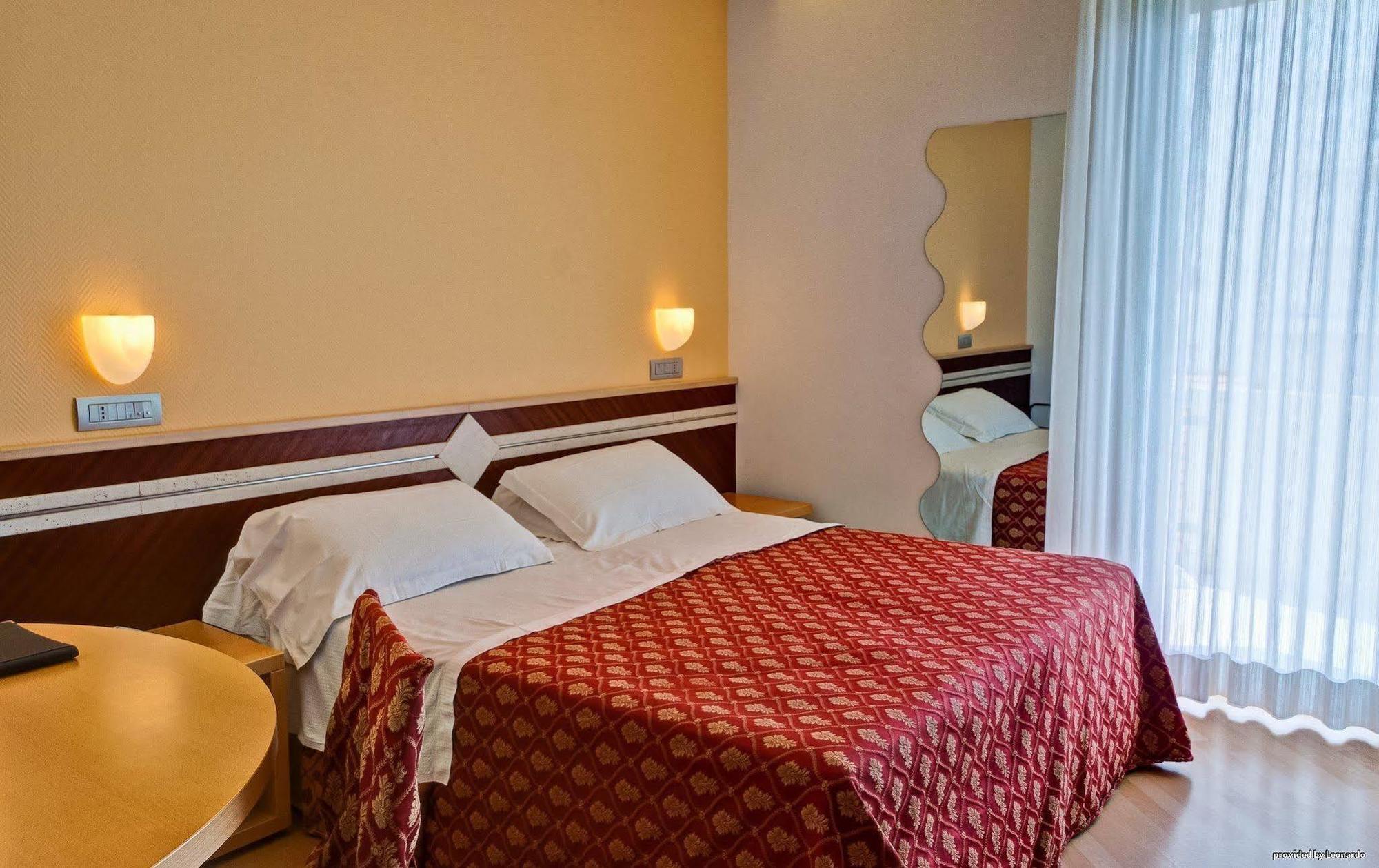 Hotel Europa Beach Village Джулианова Экстерьер фото