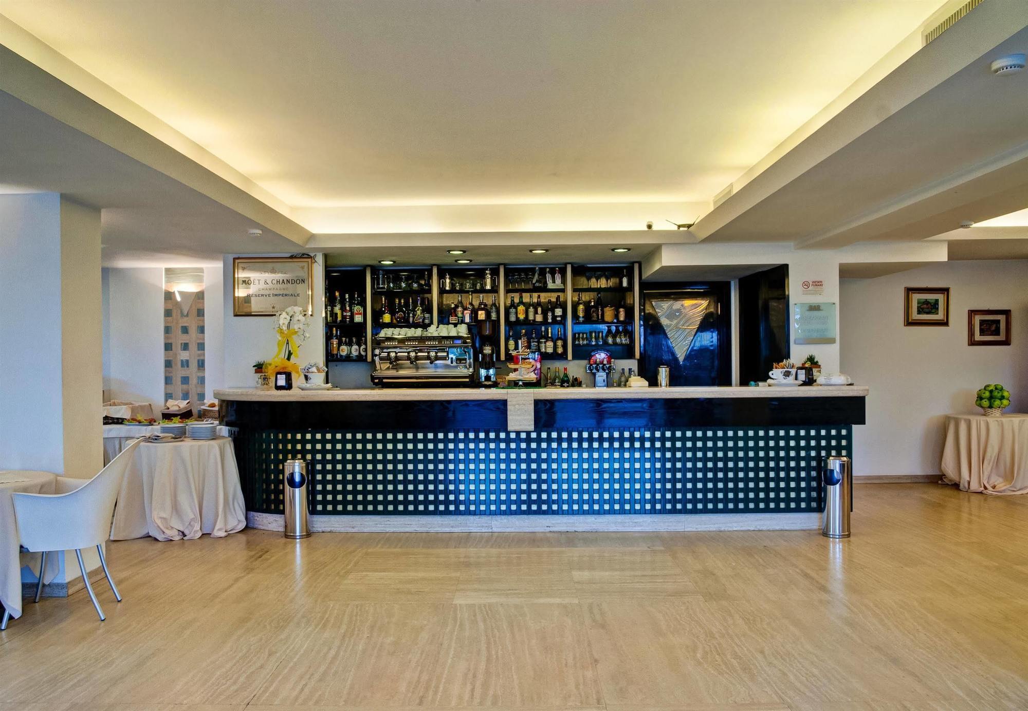 Hotel Europa Beach Village Джулианова Экстерьер фото