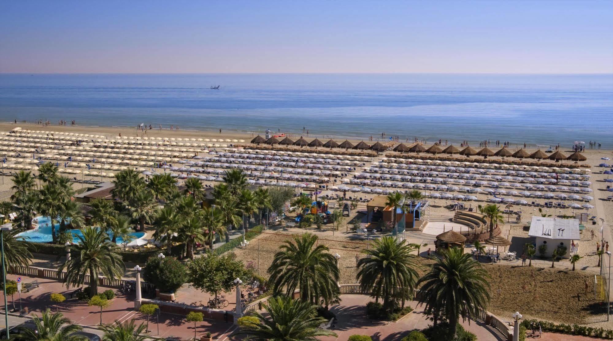 Hotel Europa Beach Village Джулианова Экстерьер фото