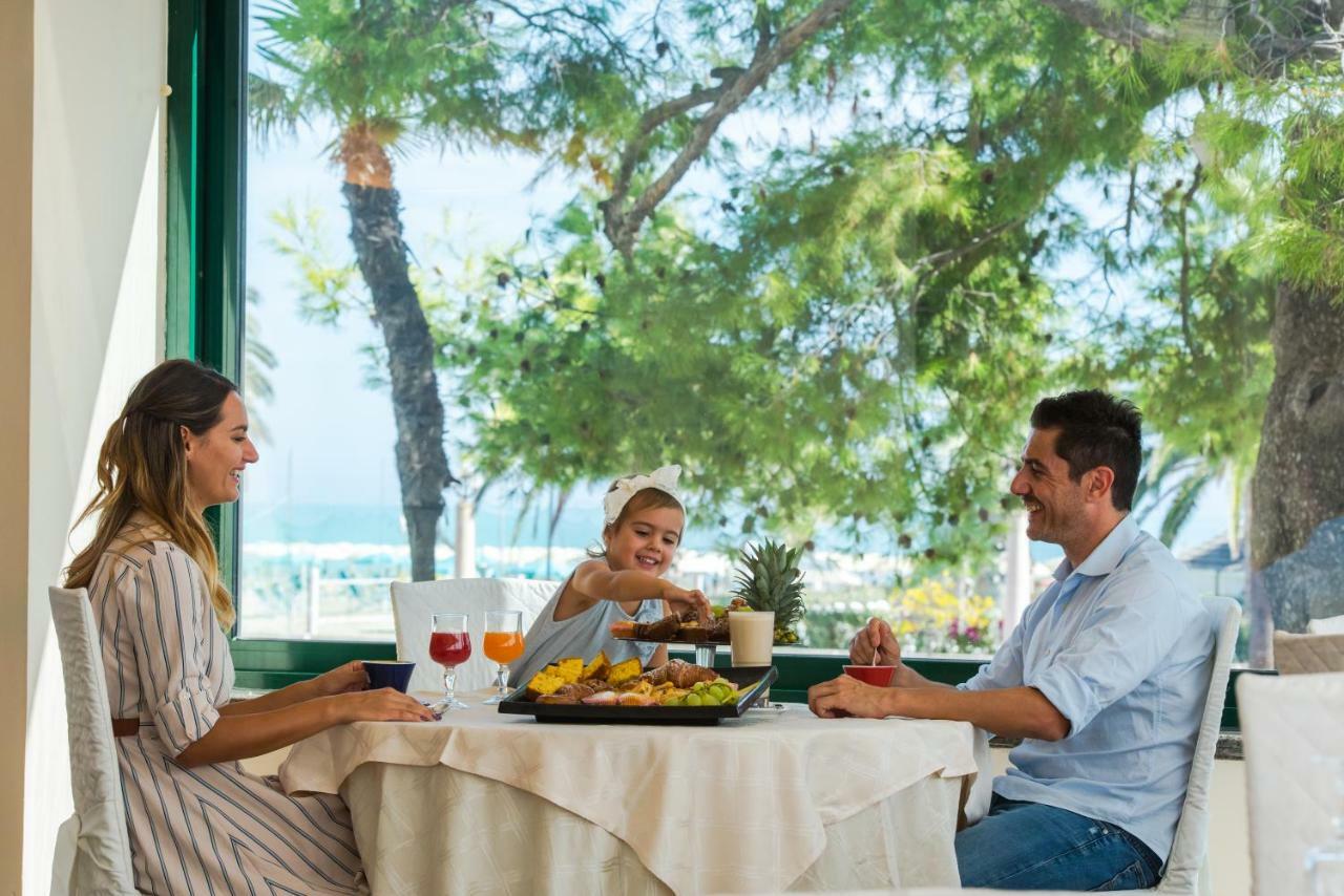 Hotel Europa Beach Village Джулианова Экстерьер фото