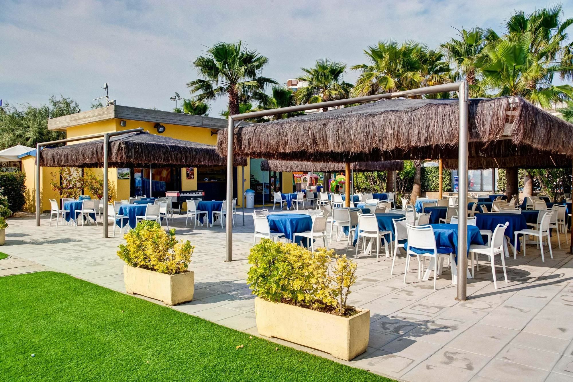 Hotel Europa Beach Village Джулианова Экстерьер фото